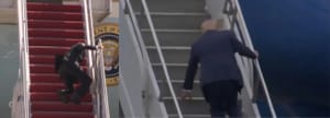 "Kakav otac, takav sin" - Pogledajte kako se Trump spotaknuo na stepenice baš kao Biden