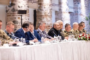 Ruski dužnosnici u odijelima i ukrajinski vojnici u uniformama: Postoji li nada za mir?