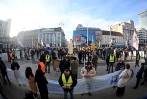 Uz molitelje u centru Zagreba, naravno postoje i kontraprosvjednici! Pogledajte prizore s glavnog zagrebačkog trga