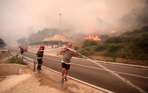 Požar u Dalmaciji kod Omiša: gorjeli automobili, ozlijeđen vatrogasac i uništena uljara