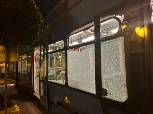 Bizarna nesreća u centru Zagreba: Zbog otvorenog prtljažnika kombija, tramvaju popucala sva stakla