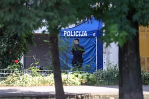 Detalji tragedije u Prečkom: Žena (43) pala sa zgrade i umrla, a muškarac (25) koji je bio s njom uhićen zbog oružja i droge