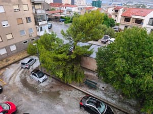Kaos u Splitu: Jako nevrijeme s tučom i olujnim vjetrom pogodilo grad, ruše se stabla, poplavljene ulice