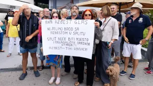 U Splitu prosvjedi protiv uklanjanja azbesta s talijanskog broda u Brodosplitu